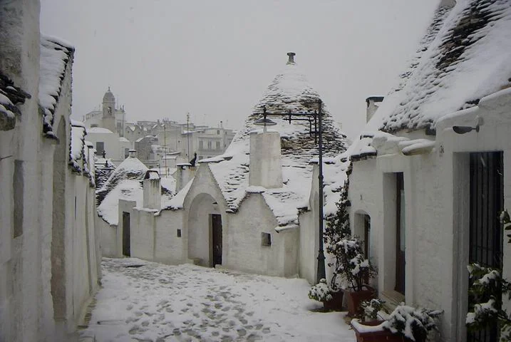 Trulli d'Alberobello sous la pluie hivernale, Vallée d'Itria, Pouilles