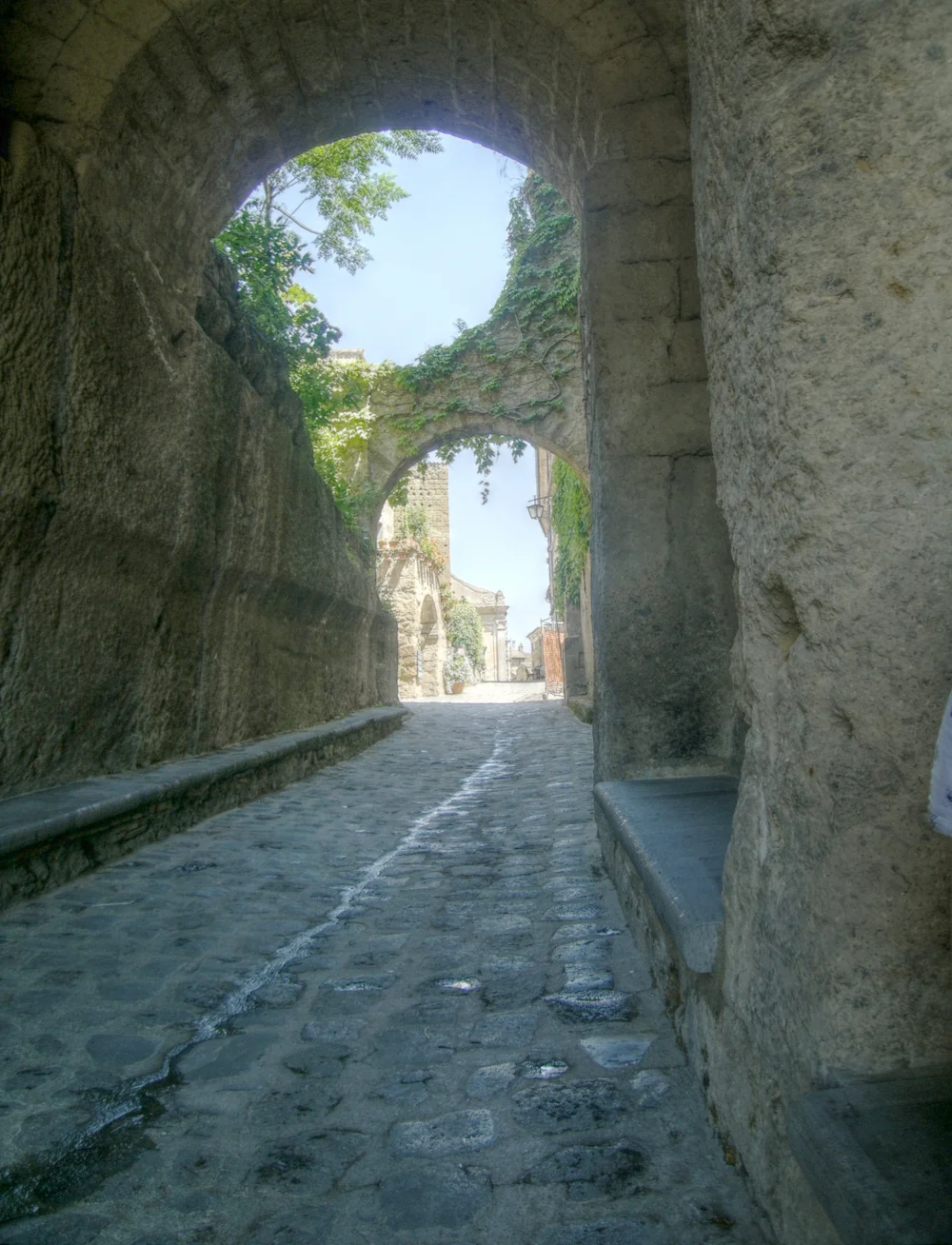 Ruelle en pierre et porte ancienne dans le centre historique de Civita di Bagnoregio, Latium