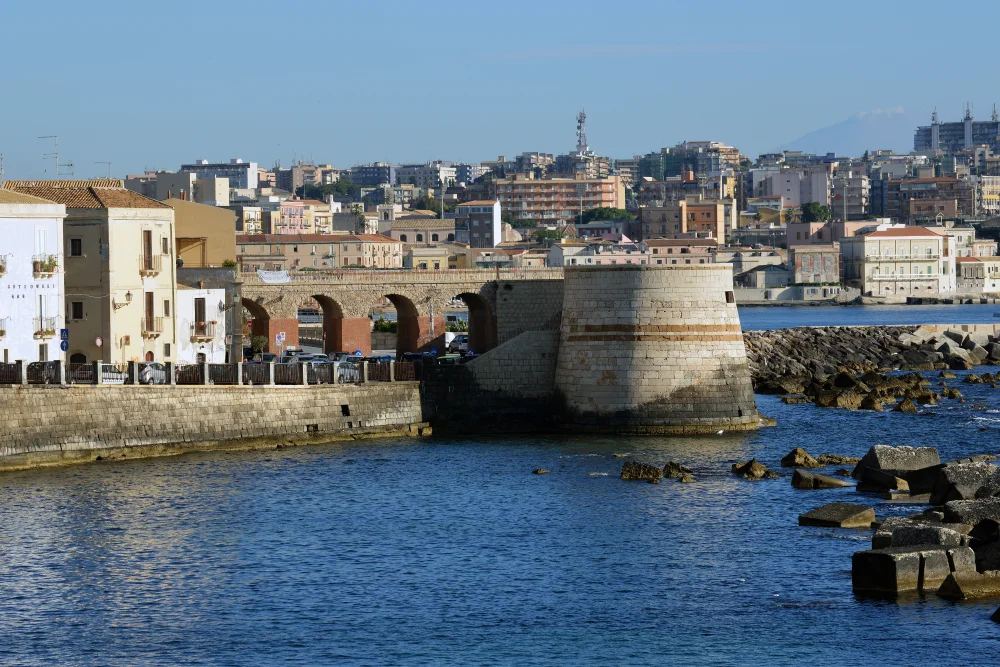 Bastion défensif d'Ortigia au bord de l'eau à Syracuse en hiver