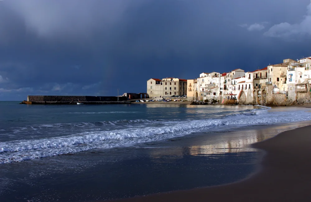 Côte de Cefalù sous un ciel nuageux d'hiver, Sicile en Décembre