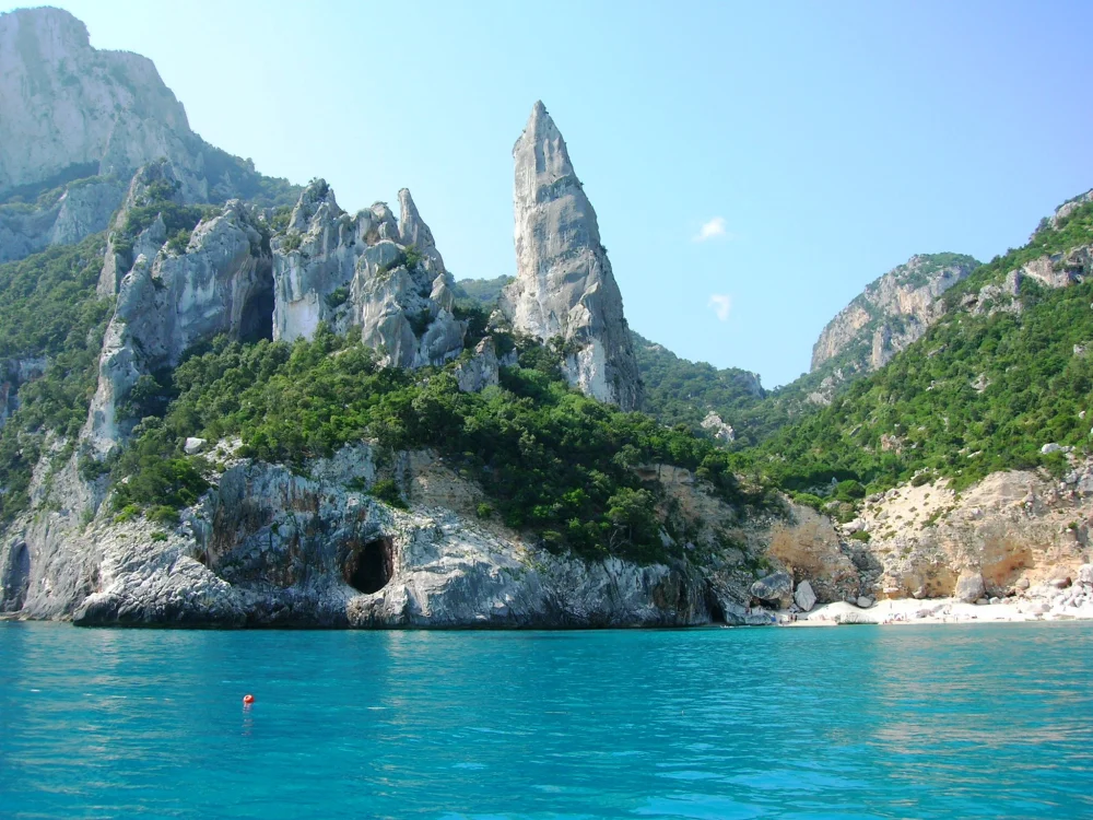 Crique de Cala Goloritzé, eau turquoise et arche rocheuse, Golfe d'Orosei, Sardaigne en septembre