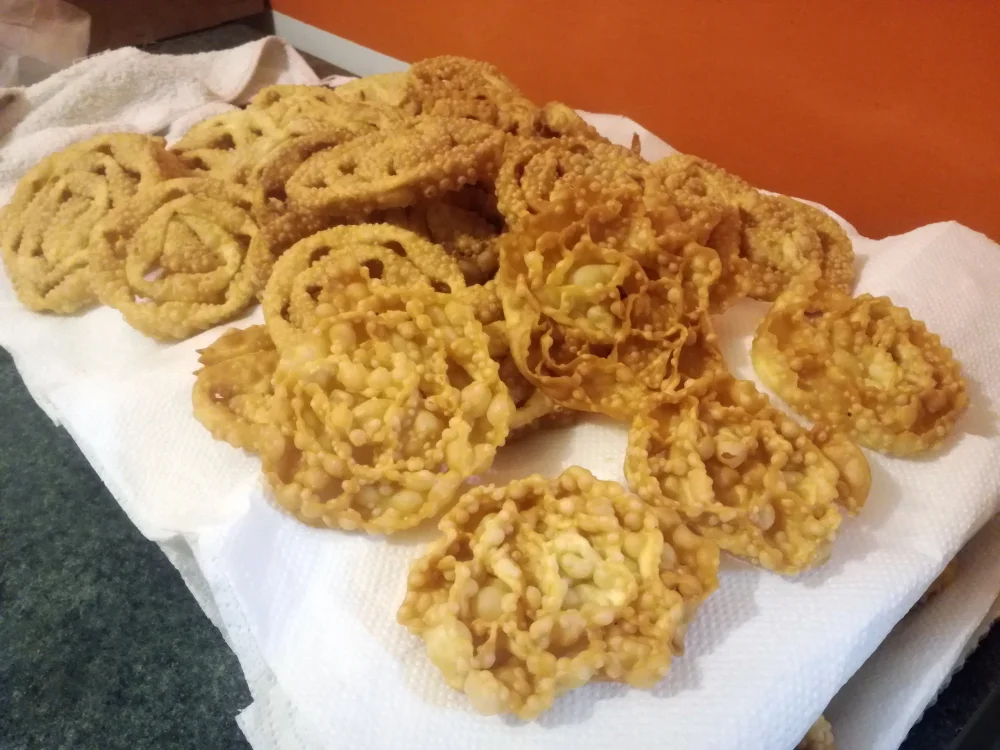 Cartellate traditionnelles pugliaises nappées de vin cuit, pâtisserie de Noël
