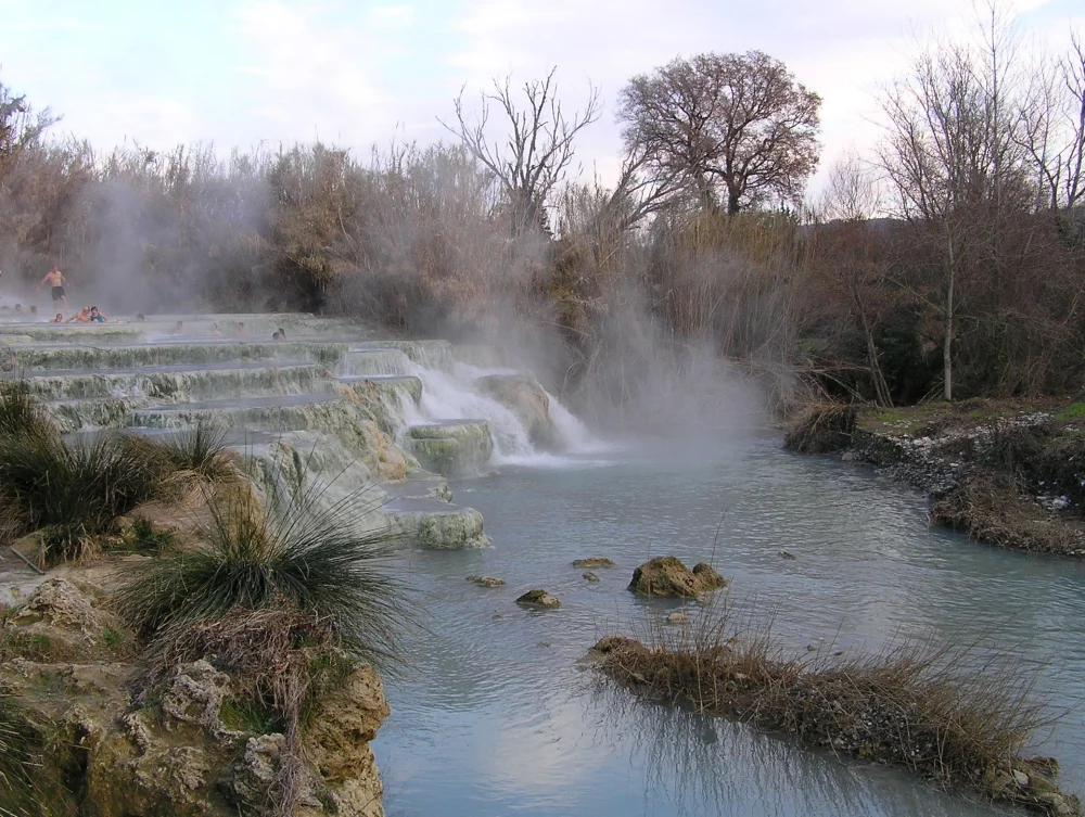 Vasques en travertin des Cascate del Gorello remplies d'eau thermale, Thermes de Saturnia, Maremme toscane