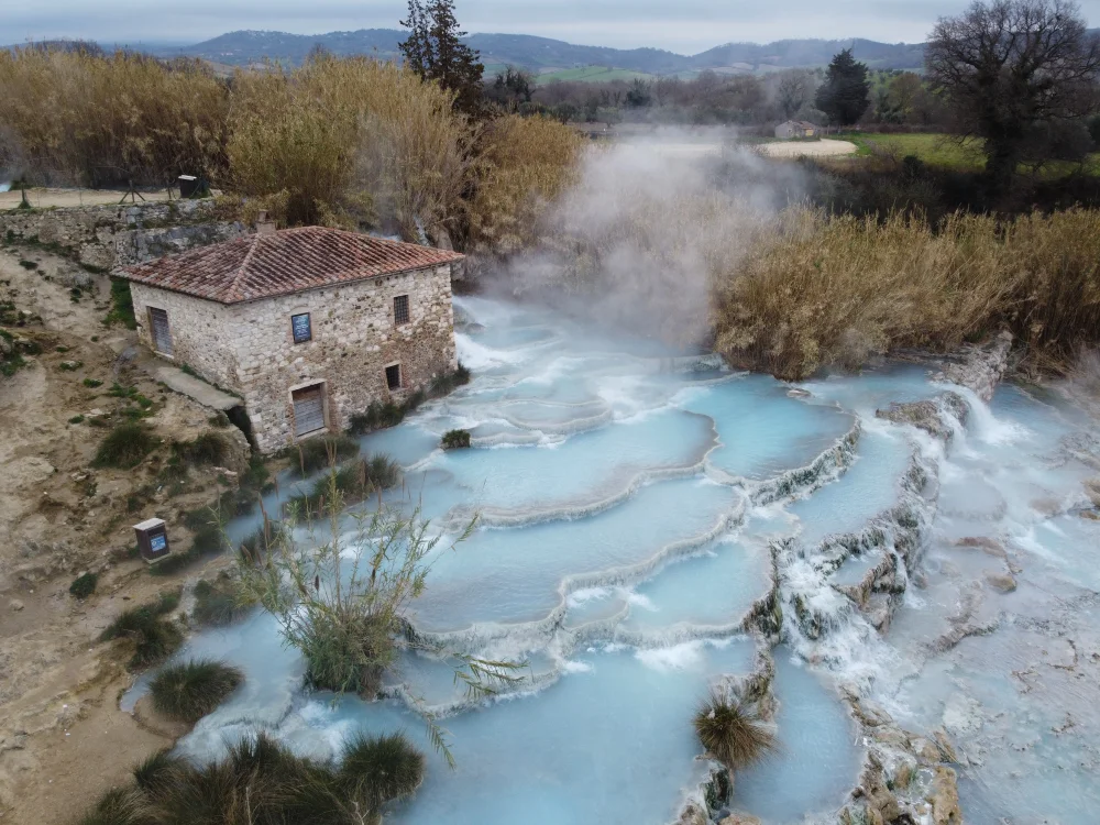 Vue aérienne des Cascate del Mulino et de leurs vasques en gradins, Saturnia, Toscane