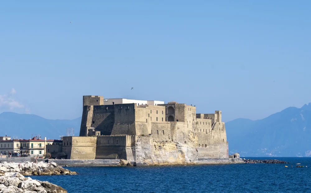 Promenade du front de mer près du Castel dell'Ovo à Naples