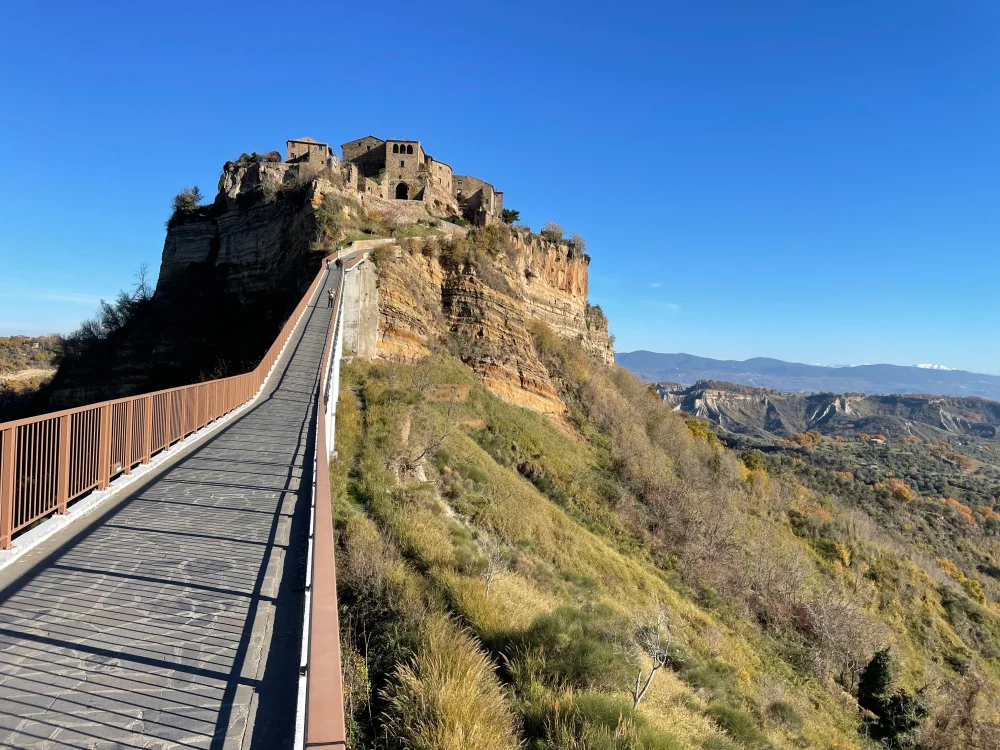 Passerelle piétonne menant à Civita di Bagnoregio au-dessus de la Valle dei Calanchi, Latium