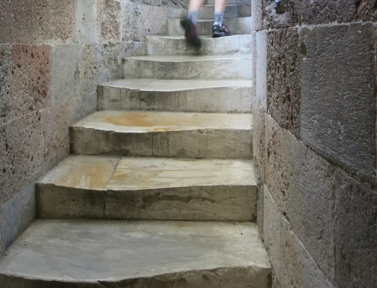 251 marches pour le visiteur, 273 dans la notice architecturale