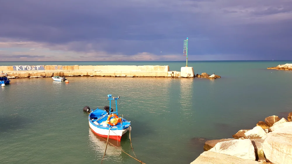 Cala Portecchia sous un ciel nuageux d'automne, littoral, Les Pouilles en Novembre