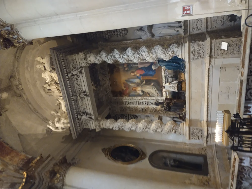Crèche de Noël devant le duomo de Lecce dans le centre historique, emblématique des Les Pouilles en décembre