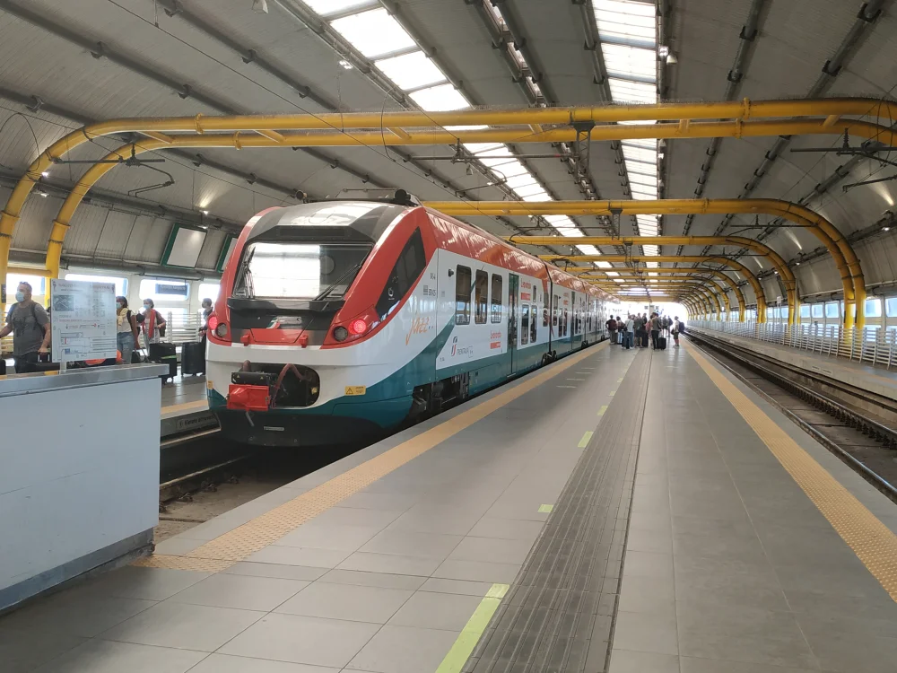 Quai de la gare ferroviaire de l'aéroport de Fiumicino avec un train Leonardo Express à quai. Aéroport de Rome.