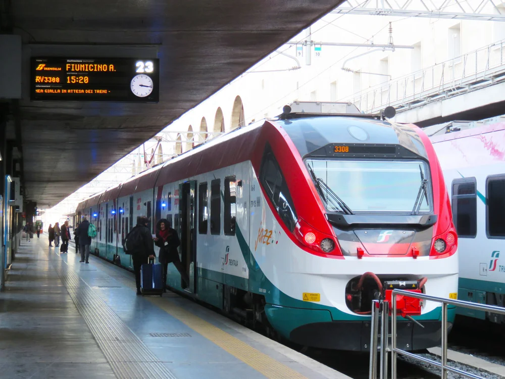 Train Leonardo Express à quai en gare de Roma Termini