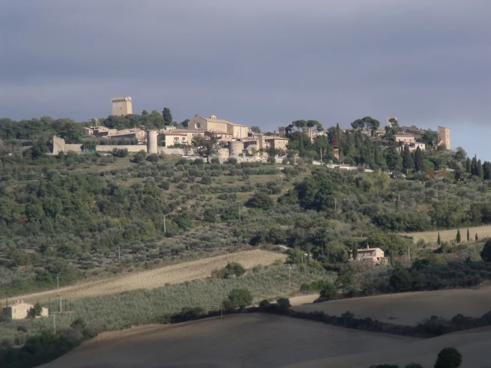 Vue panoramique du village fortifié de Monticchiello, campagne de Val d'Orcia, Toscane