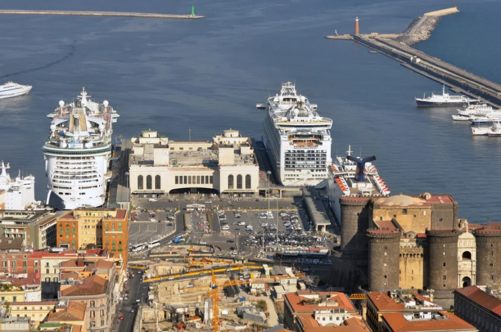Stazione Marittima et quais du port de Naples