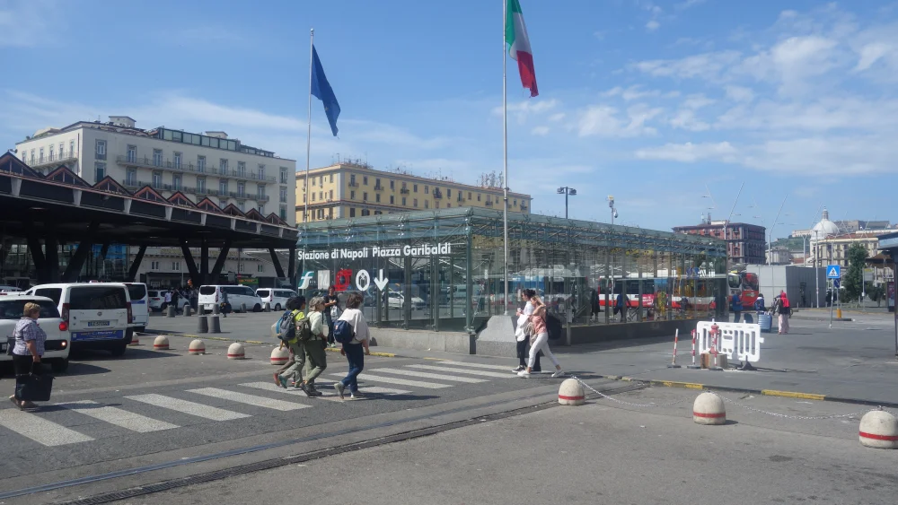 Entrée de la gare Napoli Centrale, Piazza Garibaldi à Naples