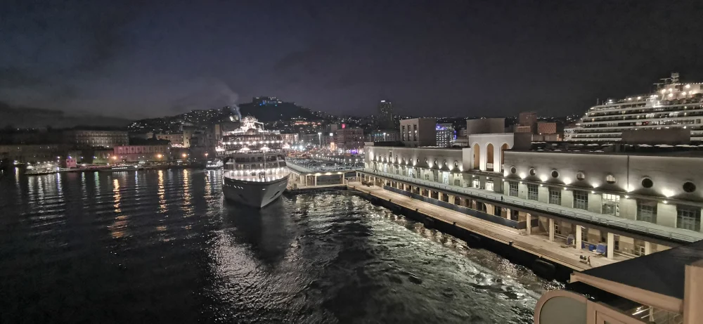 Molo Beverello illuminé la nuit, terminal des hydroptères du port de Naples