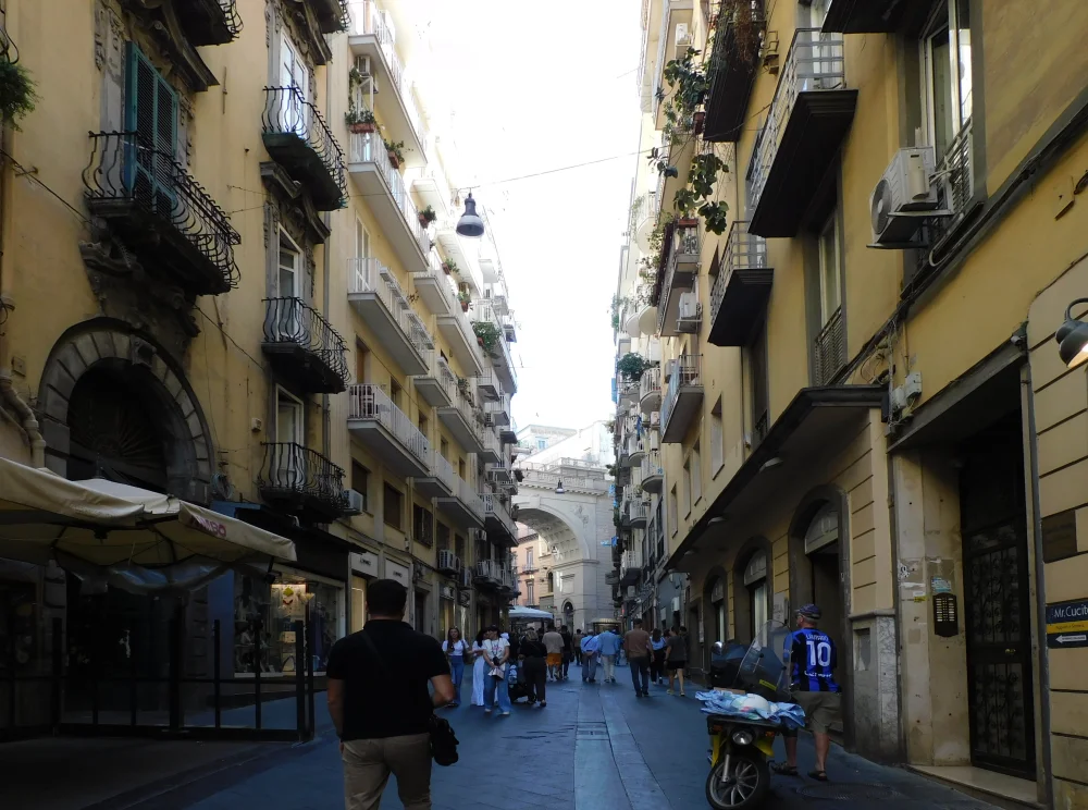 Rue de Chiaia à Naples en fin de journée, quartier proche de Mergellina