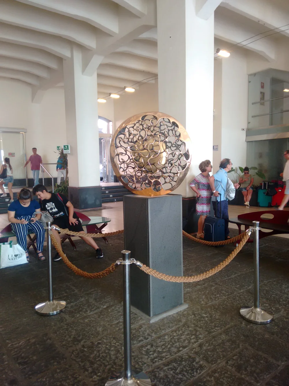 Intérieur de la nouvelle gare maritime de Calata Porta di Massa, port de Naples