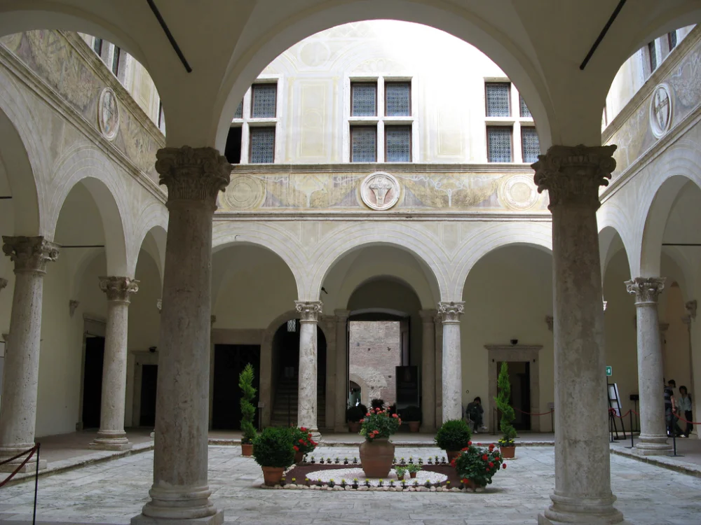 Cour intérieure et loggia du Palazzo Piccolomini à Pienza