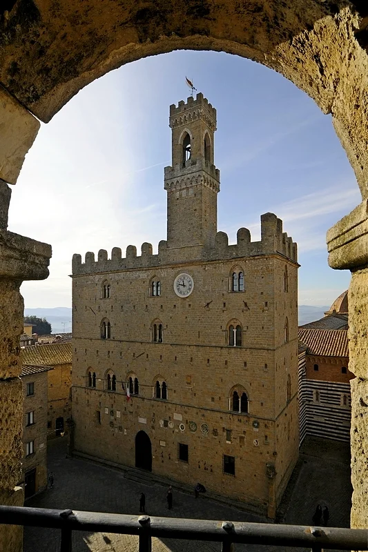 Palazzo dei Priori et sa tour crénelée sur la place centrale de Volterra
