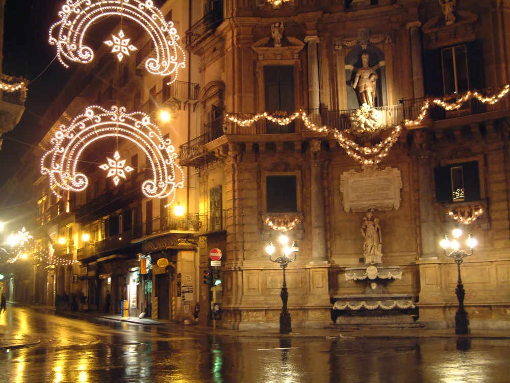 Quattro Canti illuminé pour Noël dans le centre historique de Palerme