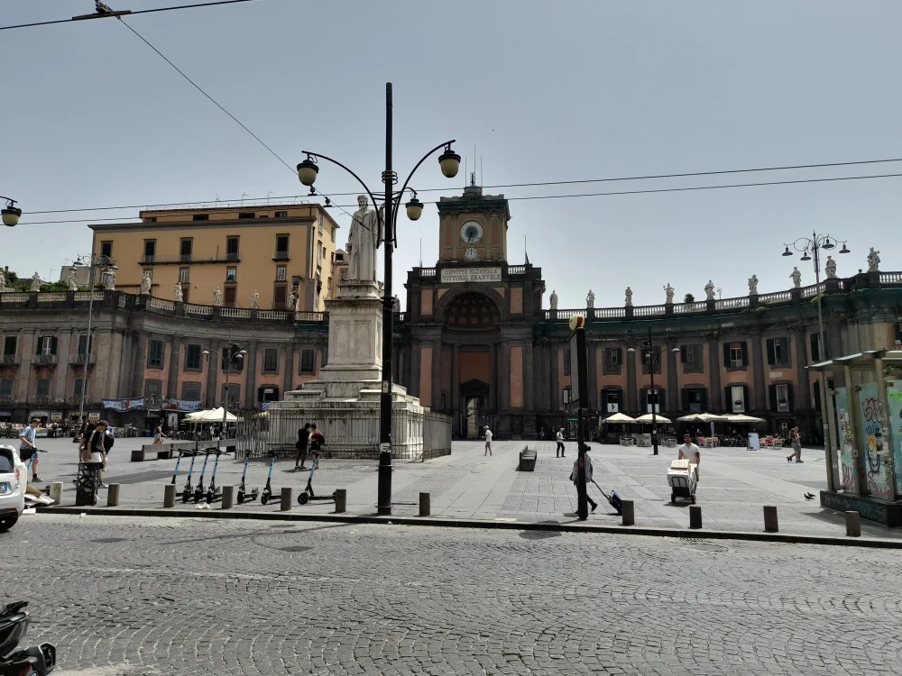 Piazza Dante à Naples, place centrale bordée par le centre historique