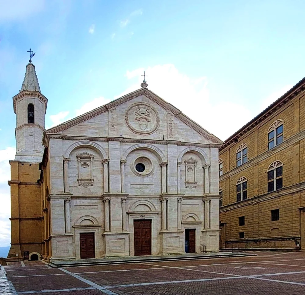 Façade du Duomo di Pienza sur la Piazza Pio II, cathédrale Renaissance, Toscane