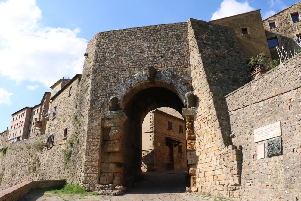 Porta all'Arco, ancienne porte étrusque de Volterra avec ses trois têtes sculptées