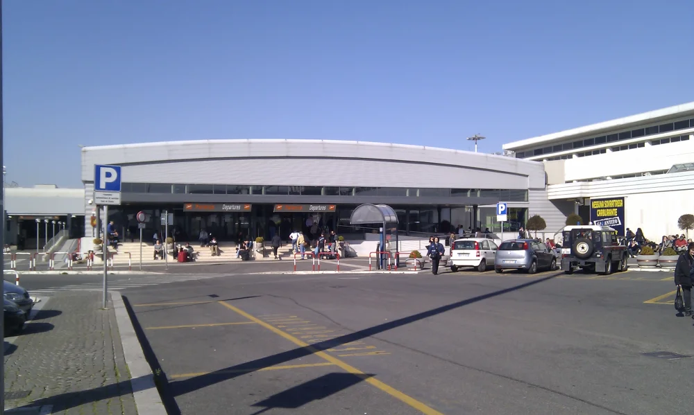 Façade du terminal de l'aéroport de Rome Ciampino