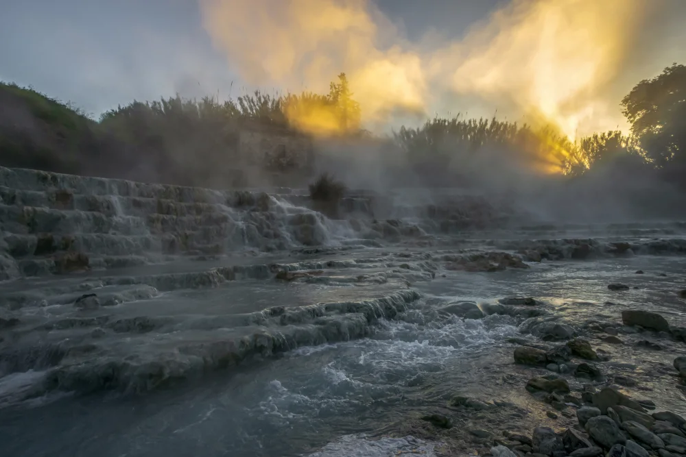 Vapeur au-dessus de l'eau thermale de Saturnia au lever du jour, Maremme