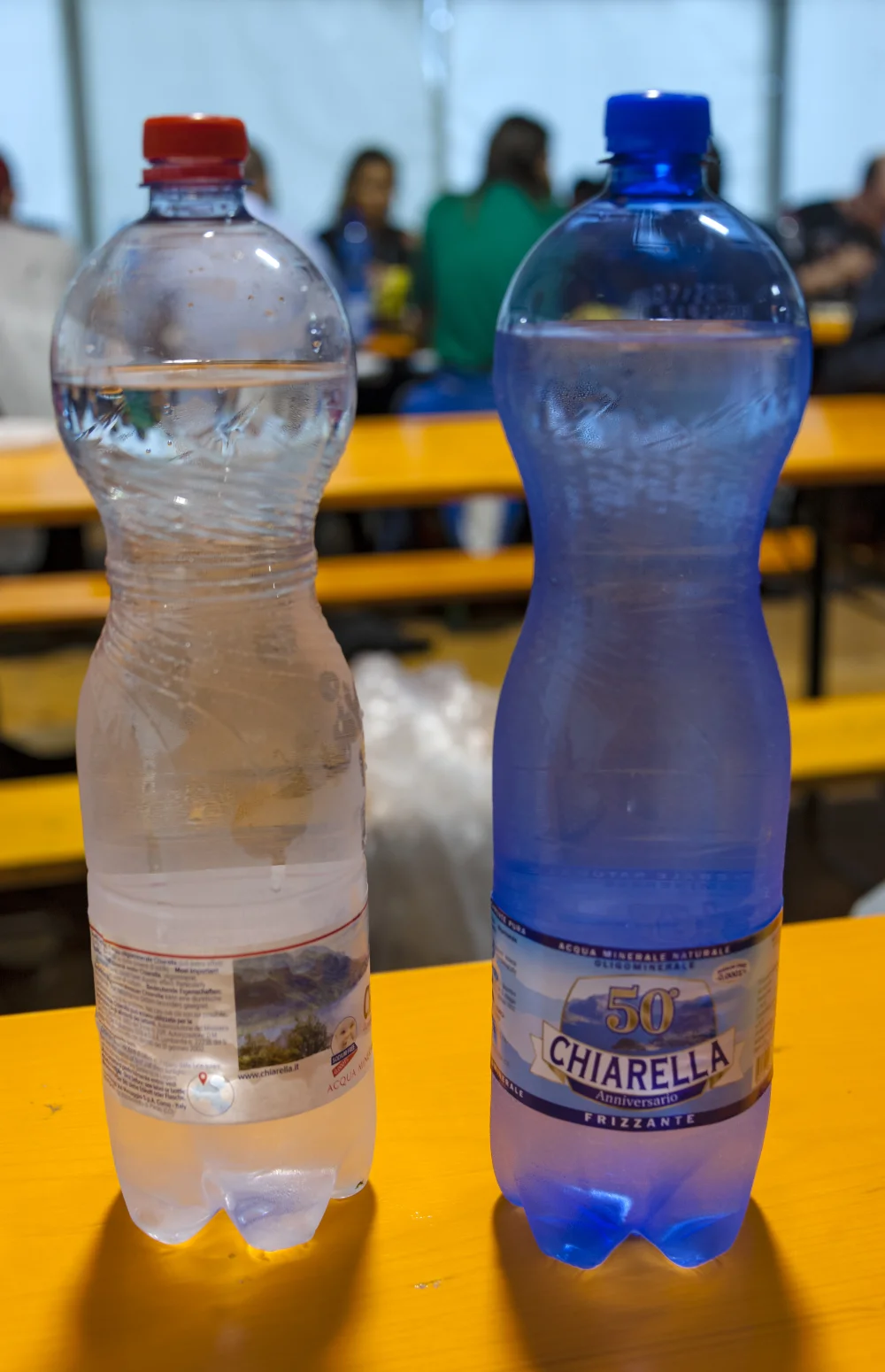 Deux gourdes réutilisables posées sur une table, alternative aux bouteilles jetables en Italie