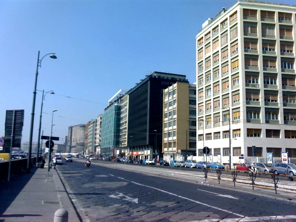 Via Cristoforo Colombo à Naples, axe longeant le port