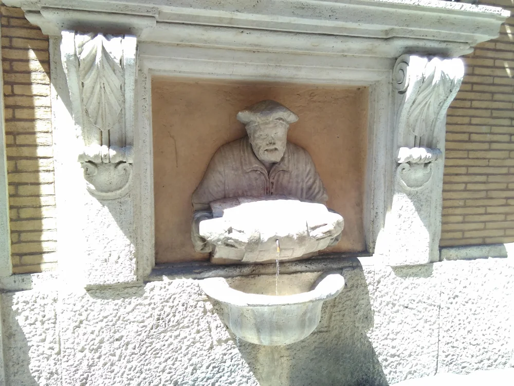 Fontaine publique en fonte distribuant de l'Eau potable en Italie dans une rue de Rome