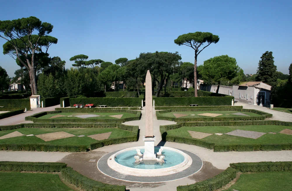 Obélisque et jardins de la Villa Médicis, à Rome