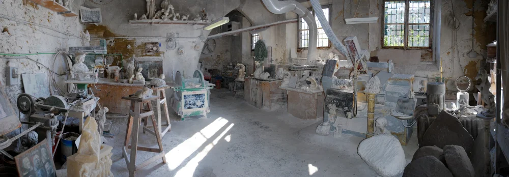 Vue panoramique d’un atelier de travail de l’albâtre