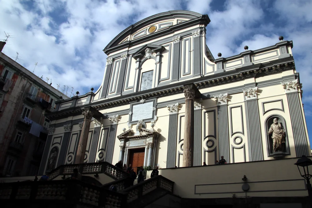 Façade de la basilique San Paolo Maggiore, Naples