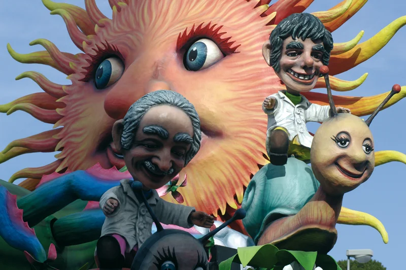 Chars et foule lors d'un défilé du carnaval de Putignano