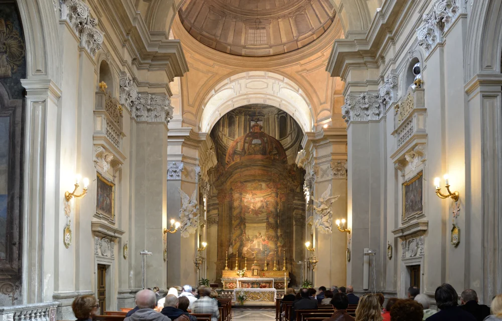 Intérieur baroque de l’église du Gesù à Frascati
