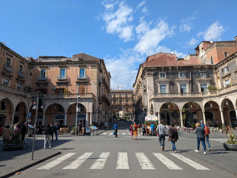 Croisement de la via Auteri et de la via Garibaldi, à Catane en octobre