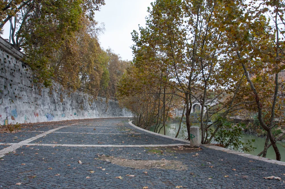 Quai aménagé le long du Tibre à Rome
