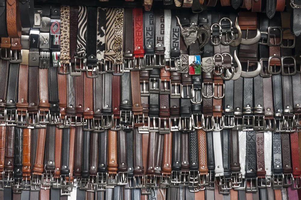 Ceintures en cuir exposées à la vente à Florence, un must-have des Souvenirs de Toscane