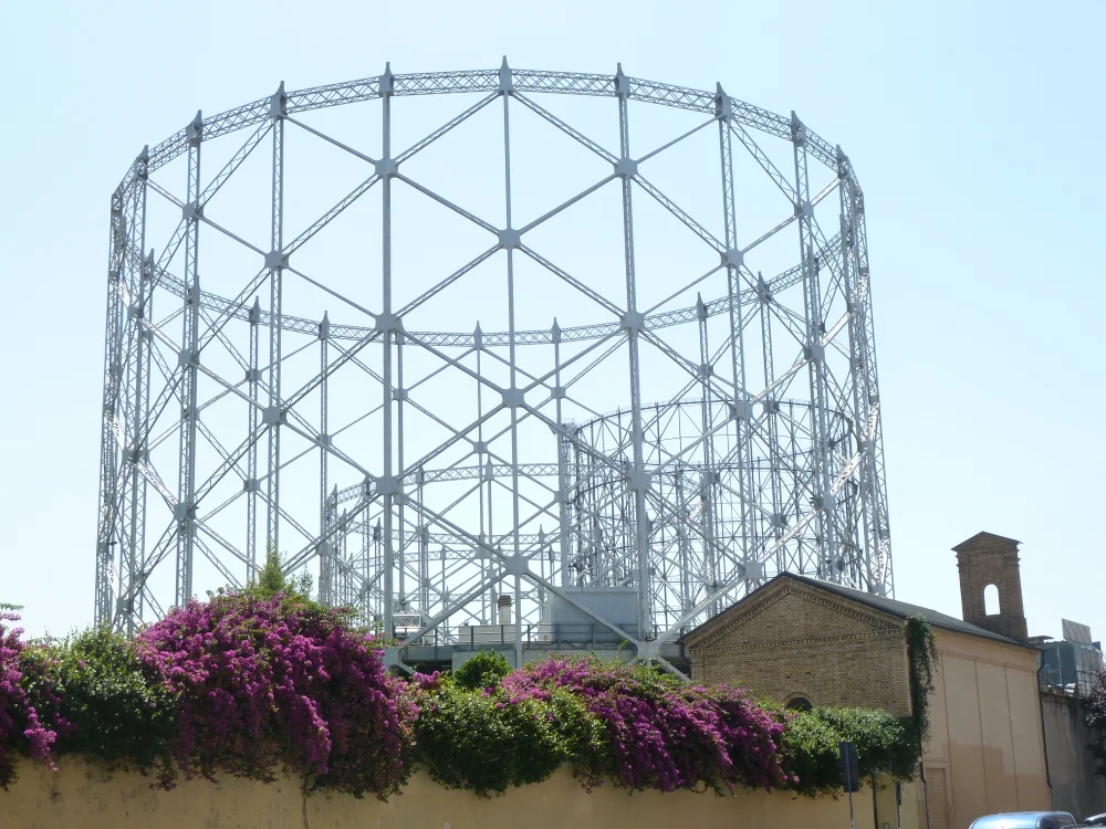 Le Gazometro, structure métallique de l'ancienne usine à gaz de la via Ostiense, à Rome en octobre