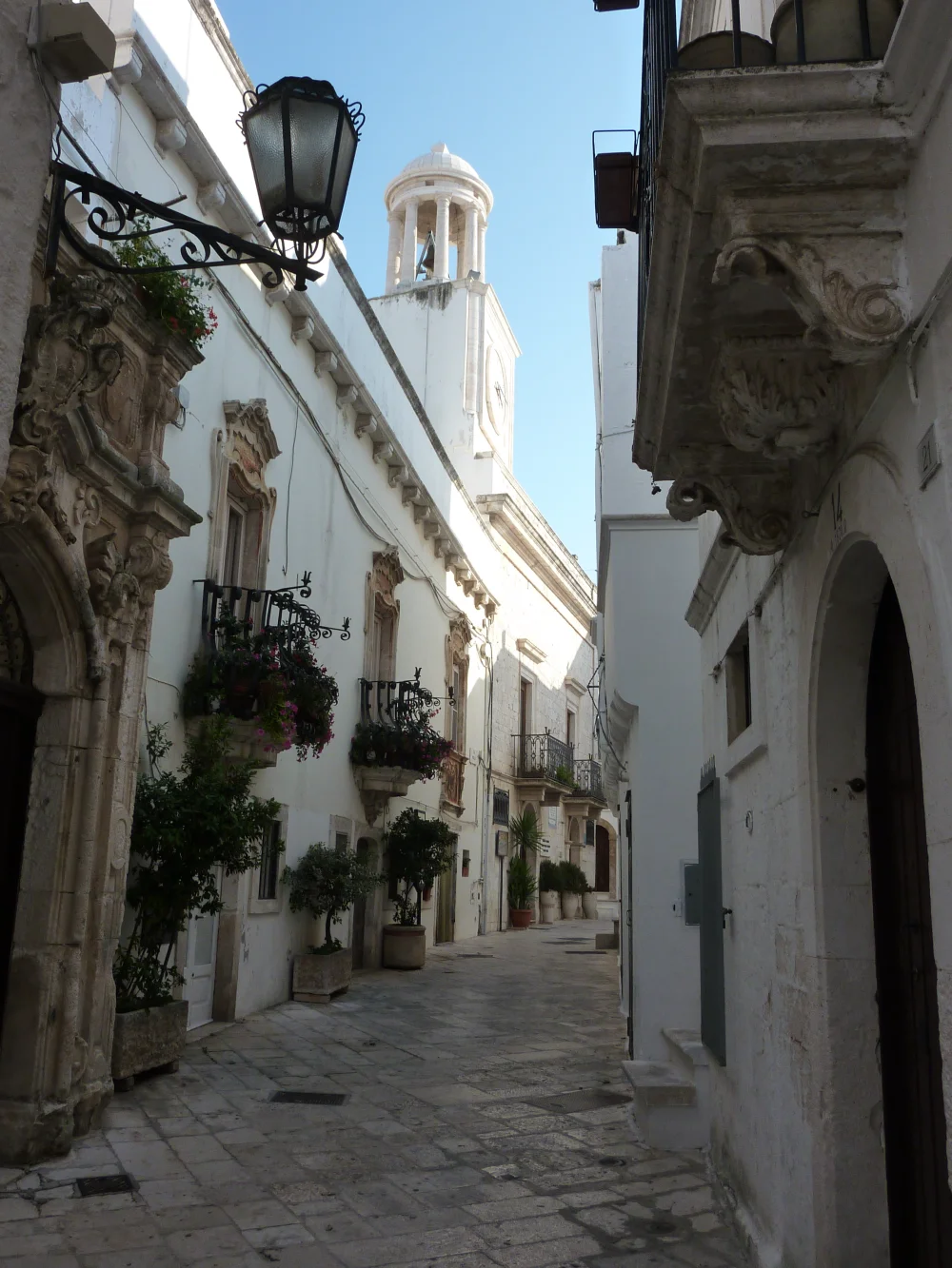 Rue de Locorotondo et tour de l’horloge