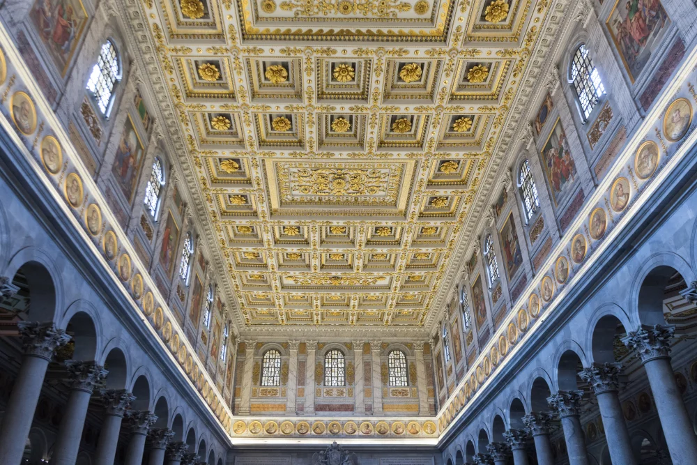 Intérieur de la basilique Saint-Paul-hors-les-Murs, à Rome en novembre