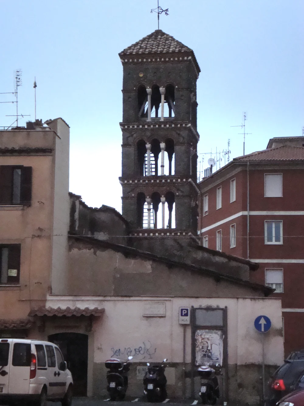 Clocher roman de Santa Maria in Vivario à Frascati